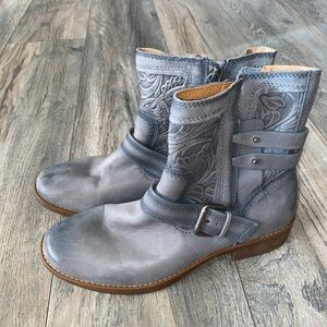 Comfortiva Gray Tooled Leather Ankle Boots With Buckles Straps Women’s Size 8